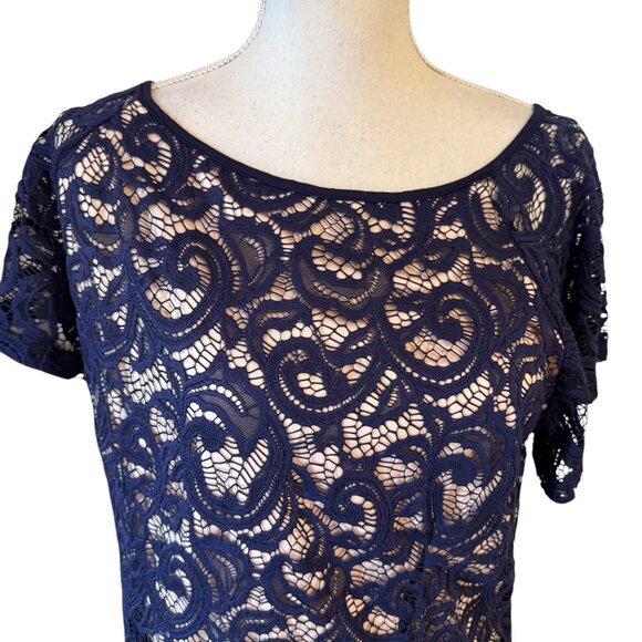 ❤️GORGEOUS LACE TOP w/NUDE LINING LARGE - Picture 2 of 5